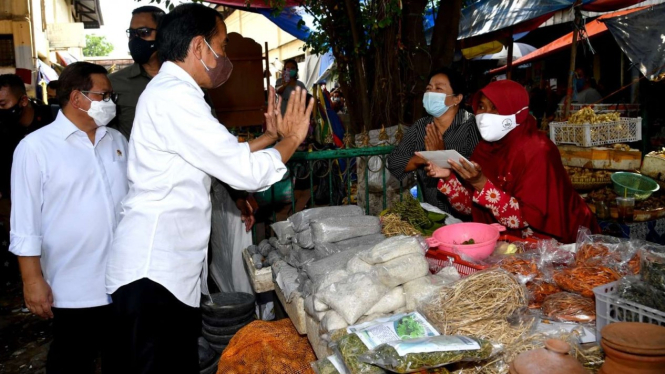 Presiden Jokowi Serahkan Bantuan ke Pedagang di Pasar Kanoman, Cirebon