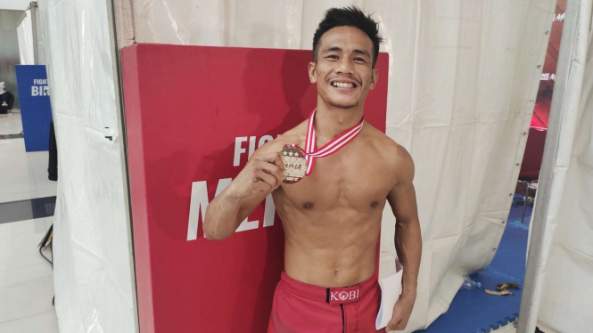 Petarung One Pride MMA, Faizal Lase Tunjukkan Medali Kemenangan