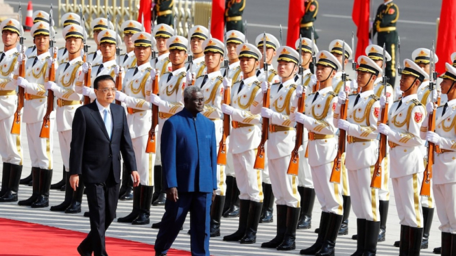 Perdana Menteri Kepulauan Solomon Manasseh Sogavare didampingi Perdana Menteri Li Kegiang dalam kunjungan kerja ke China. Australia mengkhawatirkan perjanjian militer kedua negara ini. (Reuters:Â Thomas Peter)