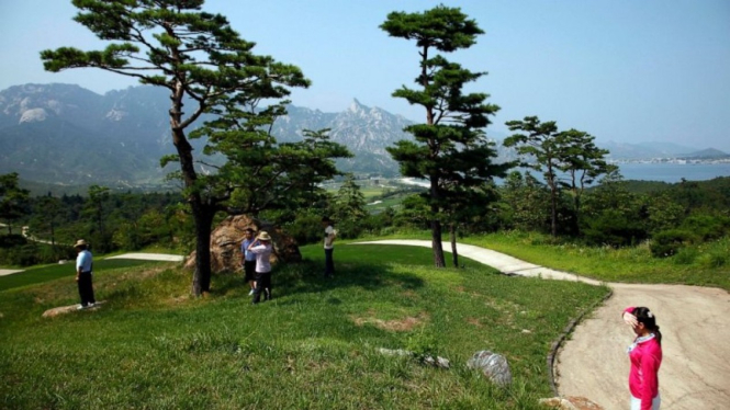 Korea Utara menghancurkan lapangan golf milik Korea Selatan di resor pegunungan yang indah, yang menjadi simbol kerjasama antar-Korea. 