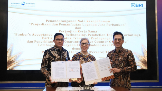 Penandatanganan MoU oleh Direktur Utama BRI Sunarso dan Direktur Utama LPEI Rijani Tirtoso di BRILian Innovation Center, Jakarta, Rabu (13/04).