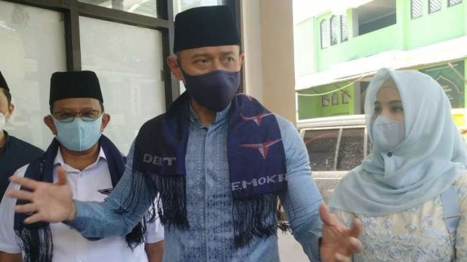 Ketua Umum Partai Demokrat Agus Harimurti Yudhoyono memberikan keterangan pers saat Safari Ramadhan di Kabupaten Garut, Jawa Barat, Rabu, 13 April 2022.