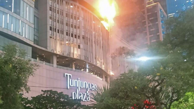 Tunjungan Plaza Surabaya kebakaran.