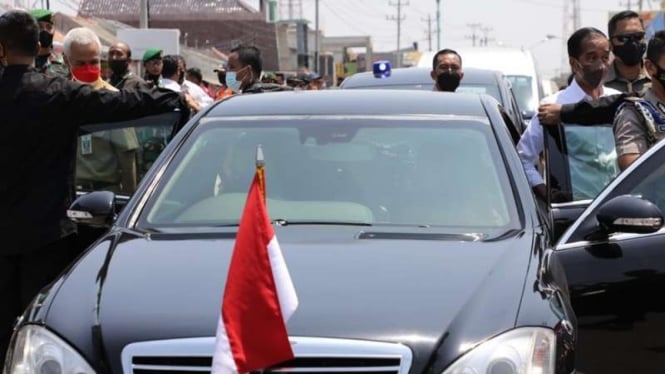 Presiden Jokowi dan Gubernur Jawa Tengah Ganjar Pranowo satu mobil