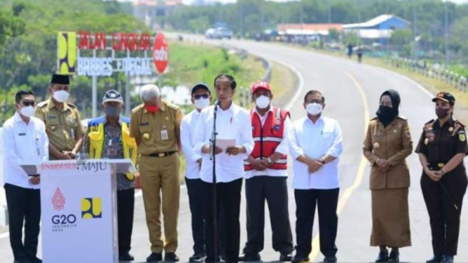 Presiden Joko Widodo meremikan Jalan Lingkar Brebes.