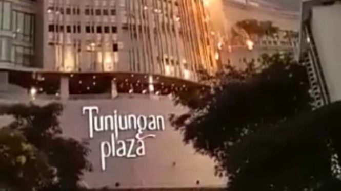 Tunjungan Plaza Surabaya terbakar, Rabu, 13 April 2022.