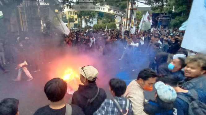 Demo mahasiswa di Banten menolak wacana Presiden Jokowi 3 periode.