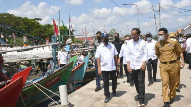 Gubernur Jawa Barat Ridwan Kamil mendampingi Presiden Joko Widodo melakukan kunjungan kerja beraudiensi dengan nelayan, di Pasar Ikan Selo Pengantin Desa Bandengan, Kecamatan Mundu, Kabupaten Cirebon, Rabu, 13 April 2022.