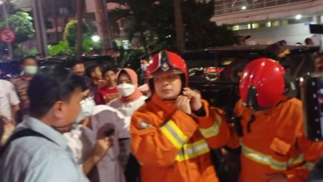 Wali Kota Surabaya Eri Cahyadi ikut bersama petugas pemadam kebakaran (PMK) melakukan pemadaman api pada saat Tunjungan Plaza 5 di Jalan Embong Malang, Kota Pahlawan, Jatim, terbakar pada Rabu sore, 13 April 2022.