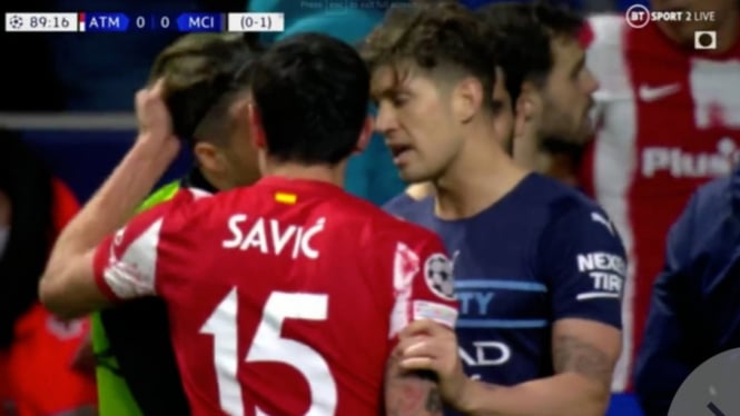 Stefan Savic ribut dengan Jack Grealish saat pertandingan Atletico vs ManCity. 