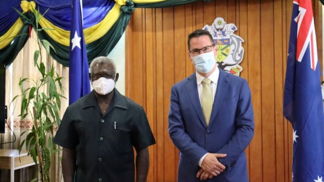 Zed Seselja (kanan) mengatakan bahwa dia dan Manasseh Sogavare berdiskusi dengan terbuka dan "terus terang" selama pertemuan mereka. (Department of Foreign Affairs and Trade Australia)