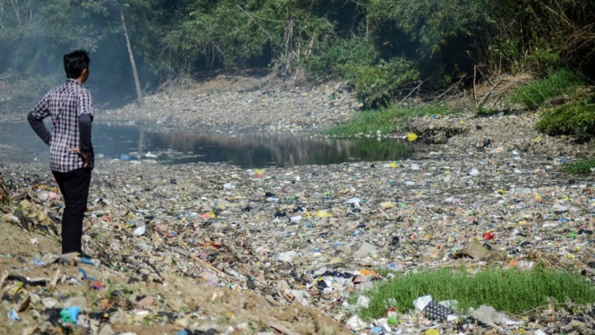Warga mengamati sampah yang menumpuk di Sungai Citarum Lama, Margaasih, Kabupaten Bandung, Jawa Barat, Minggu (30/12/2018). ANTARAFOTO/Raisan Al Faris/BBC Indonesia
