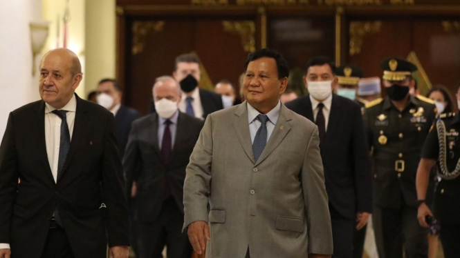 Ketua Umum Gerindra sekaligus Menteri Pertahanan Prabowo Subianto (tengah).
