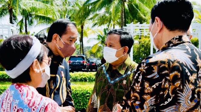 Presiden Jokowi berbincang dengan Menhan Prabowo Subianto (dua dari kanan)
