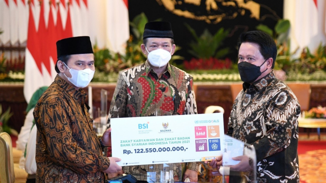 Direktur Utama PT Bank Syariah Indonesia Tbk (BSI) Hery Gunardi (kanan) menyerahkan zakat perusahaan dan zakat non perusahaan melalui BAZNAS sebesar Rp 122,5 Miliar.