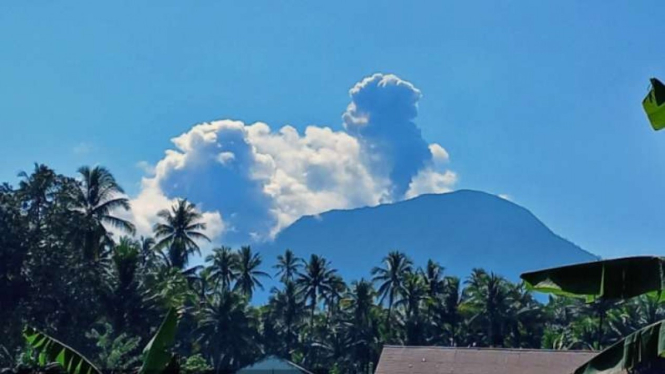 Gunung Ibu di Maluku Utara erupsi.