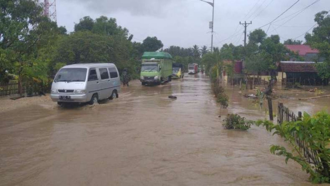Banjir sebabkan jalur Trans Sulawesi lumpuh, Kamis, 14 April 2022.