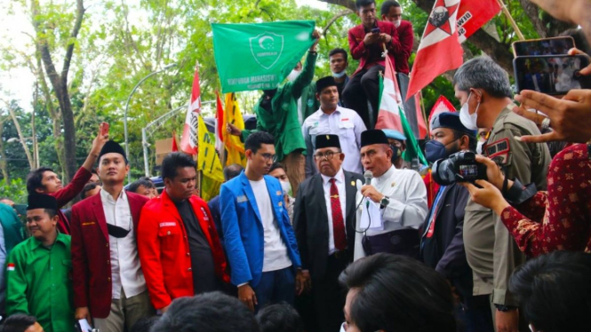 Gubernur Sumatera Edy Rahmayadi temui mahasiswa pendemo.