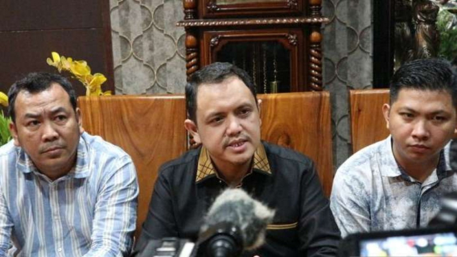 Tim kuasa hukum Ade Armando, Andi Windo (kiri), Aulia Fahmi (tengah), dan Prima Anko, memberikan keterangan tentang kondisi Ade Armando dalam jumpa pers di Jakarta Selatan, Kamis, 14 April 2022.