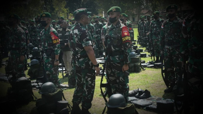 VIVA Militer: Mayjen TNI Ainurrachman periksa prajurit Yonif 405/Surya Kusuma