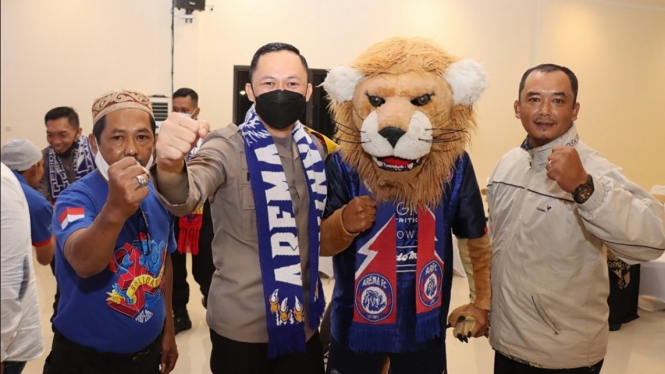 Kapolres Malang, AKPB Ferli Hidayat, bersama maskot Arema FC dan Aremania. 