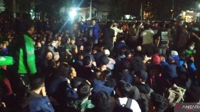 Ratusan mahasiswa berkumpul di depan Gedung DPRD Jawa Barat, Jalan Diponegoro, Kota Bandung, Jawa Barat, Kamis malam, 14 April 2022, untuk berdemonstrasi menyampaikan tuntutan mereka.