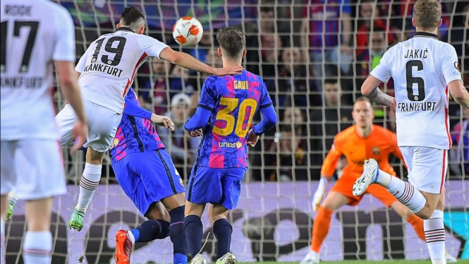 Pertandingan Barcelona vs Eintracht Frankfurt. 