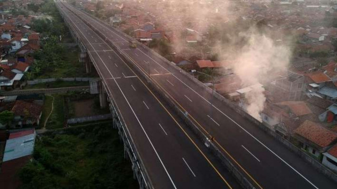 Foto udara kendaraan melintas di jalur Tol Pejagan-Pemalang, Adiwerna, Jateng.