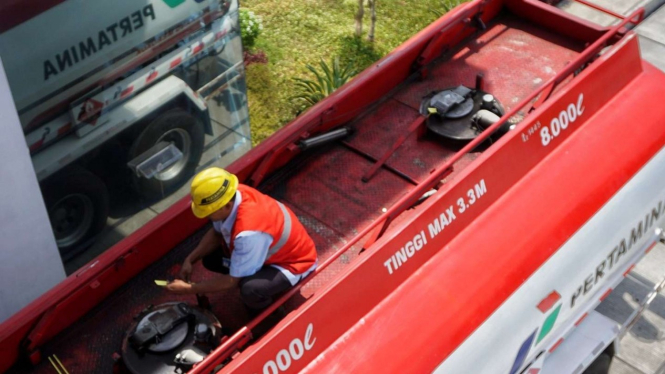 Truk tangki mengisi BBM di Solo, Jateng.