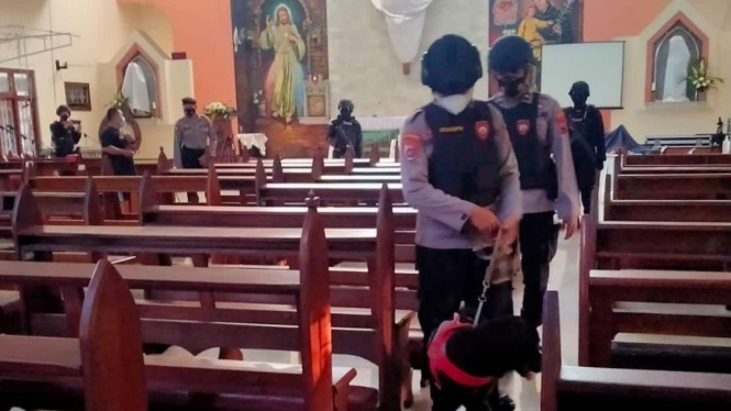 Petugas menurunkan anjing pelacak untuk membantu pengamanan gereja di Kendal.