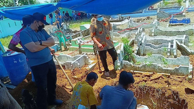 Proses pembongkaran kuburan korban penganiayaan di kerangkeng Langkat, Sumut.
