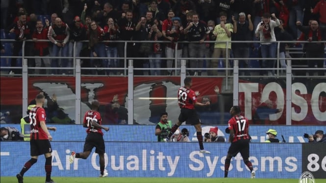Para pemain AC Milan merayakan gol. 