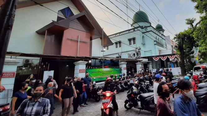 Dua tempat ibadah beda keyakinan di satu alamat yang sama di Solo, yakni Masjid Al Hikmah dan Gereja Kristen Jawa (GKJ) Joyodiningratan, berdampingan dan saling menghormati.