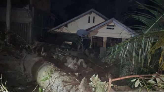 Rumah warga yang rusak akibat diterjang banjir badang di Kabupaten Aceh Tanggara, Provinsi Aceh, Kamis malam, 14 April 2022.