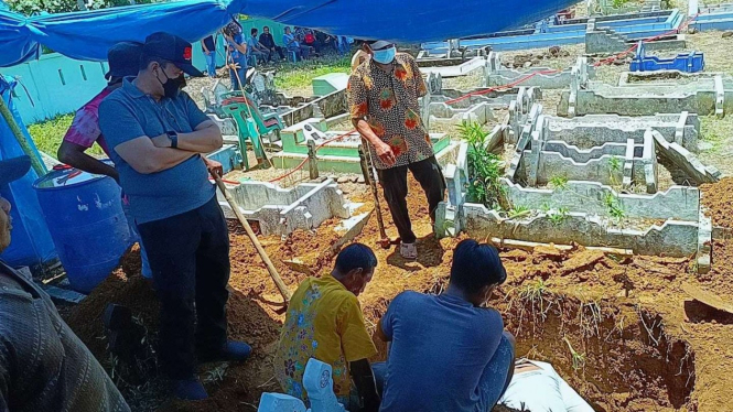 Penyidik Direktorat Reserse Kriminal Umum Polda Sumatera Utara dan Tim Forensik RS Bhayangkara Medan membongkar kuburan seorang korban penganiayaan di kerangkeng manusia di rumah Bupati Langkat, Jumat, 15 April 2022.