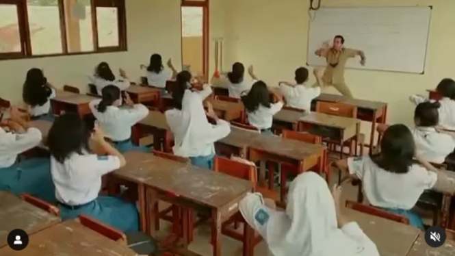 Abing Santoso, guru SMKN 2 Surabaya bersama muridnya