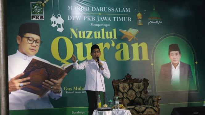Kiai Anwar Zahid berceramah di acara Nuzulul Qur’an di kantor PKB Jatim di Surabaya, Sabtu malam, 16 April 2022.