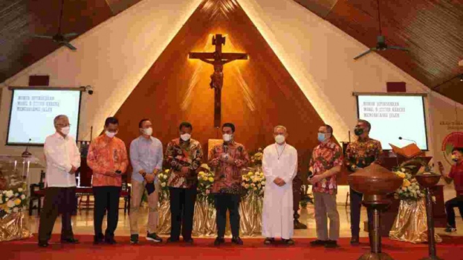 Wagub DKI Jakarta, Ahmad Riza Patria, menghadiri ibadah paskah di Gereja Katolik Bunda Hati Kudus, Jakarta Pusat,  dan Gereja Stella Maris, Jakarta Utara, Sabtu malam, 16 April 2022. 