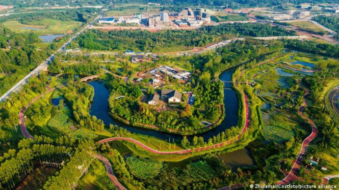 Kanal air alami sebagai bagian dari konsep kota spons di Chengdu, China.