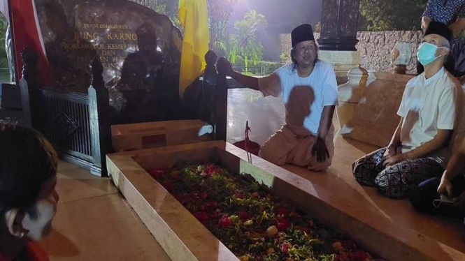 Ganjar Pranowo berziarah ke makam Soekarno di Blitar, Jawa Timur