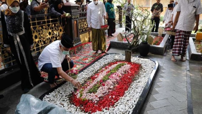 Ganjar Pranowo ziarah ke makam Gus Dur di Ponpes Tebuireng