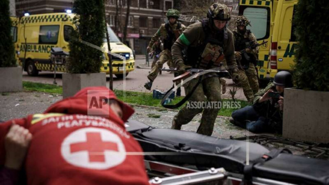 Petugas layanan kesehatan dan aparat berlarian menyelamatkan diri di Kharkiv