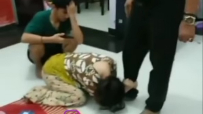 Viral Video Istri Selingkuh terciduk suami saat pulang salat tarawih 