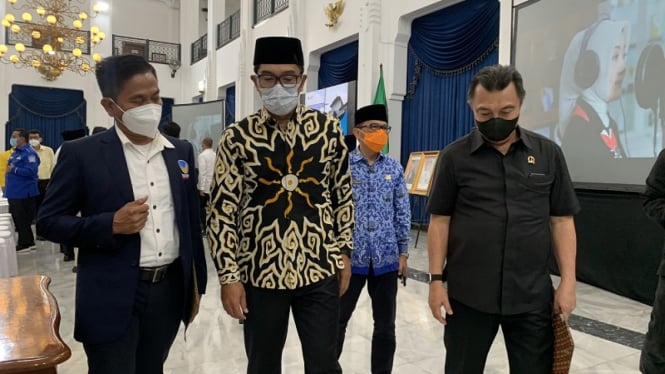 Gubernur Jawa Barat, Ridwan Kamil mencairkan Bantuan Keuangan Parpol di Jabar