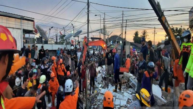Proses evakuasi korban roboh gedung Alfamart di Banjar, Kalimantan Selatan