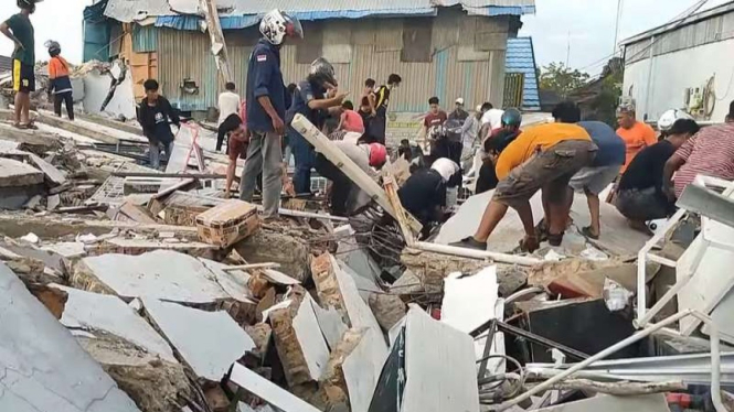 Evakuasi korban Alfamart roboh di Banjar, Kalimantan Selatan