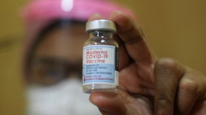 Seorang petugas kesehatan memperlihatkan botol vaksin vaksin COVID-19 buat Moder