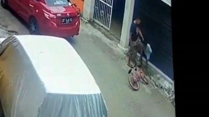 Tangkapan Layar video polisi aniaya bocah di Baubau