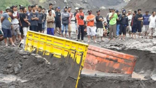 Truk penambang pasir di Cangkringan, Sleman, terjebak banjir lahar hujan.