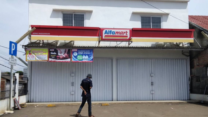 Alfamart di Tangerang yang jadi sasaran kawanan perampok.